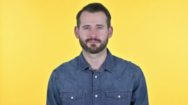 Neşeli Genç Adam Kameraya Gülümsüyor, Sarı Arkaplan
