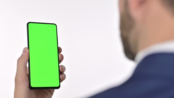 Geschäftsmann mit Handy mit Chroma-Bildschirm, weißer Hintergrund — Stockvideo