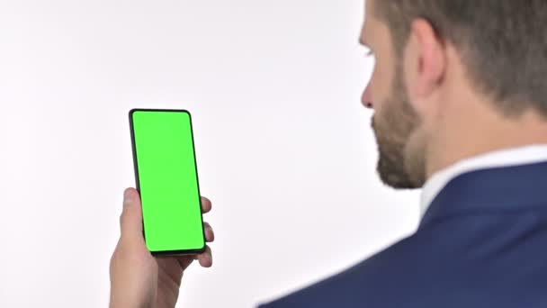 Biznesmen korzystający ze smartfona z ekranem Chroma, białe tło — Wideo stockowe