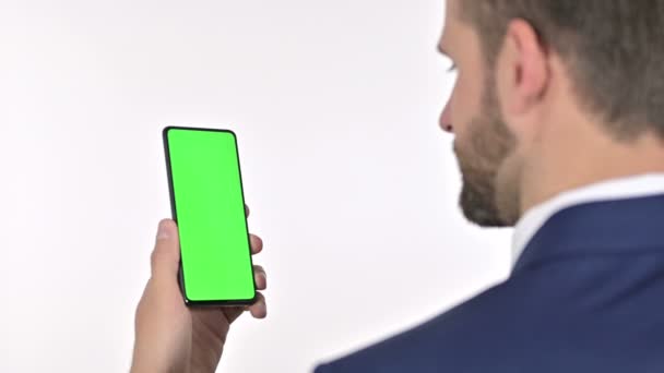İşadamı Dokunuşu Krom Ekran ile Akıllı Telefon, Beyaz Arkaplan — Stok video