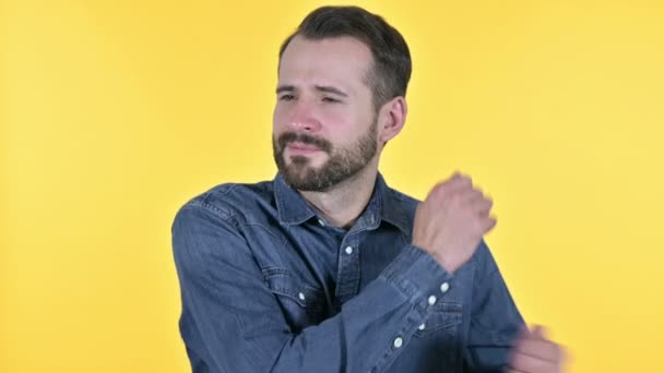 Jovem barba alegre dançando e celebrando, fundo amarelo — Vídeo de Stock