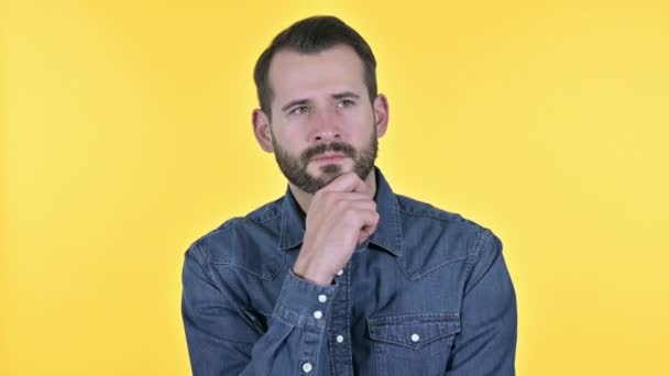 Barba Jovem Pensando em Ideia, Fundo Amarelo — Vídeo de Stock