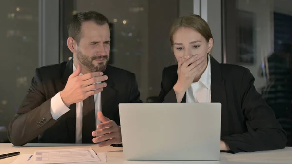 Os empresários executivos chocado enquanto trabalhava no laptop à noite — Fotografia de Stock