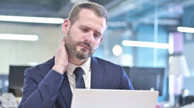 Yorgun İşadamının Ofiste Boyun Ağrısı Olan Portresi