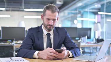 Ofiste Smartphone kullanan Odak Genç İşadamı