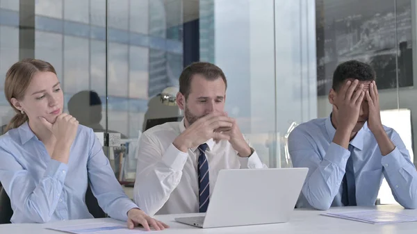 Die Geschäftsleute werden enttäuscht, während sie Laptop auf dem Bürotisch benutzen — Stockfoto
