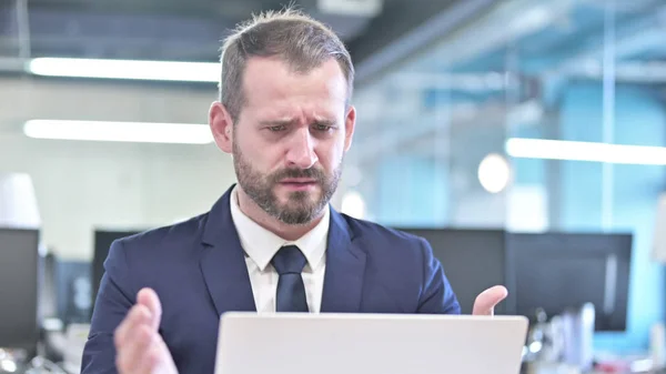 L'homme d'affaires choqué est bouleversé par la perte au bureau — Photo