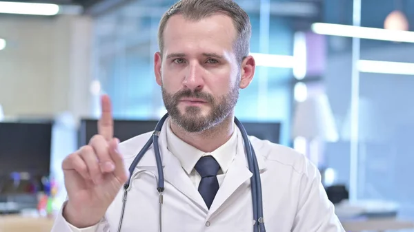 El retrato del joven doctor diciendo no con el signo del dedo —  Fotos de Stock