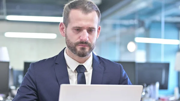 Het portret van een serieuze zakenman die op Laptop werkt — Stockfoto