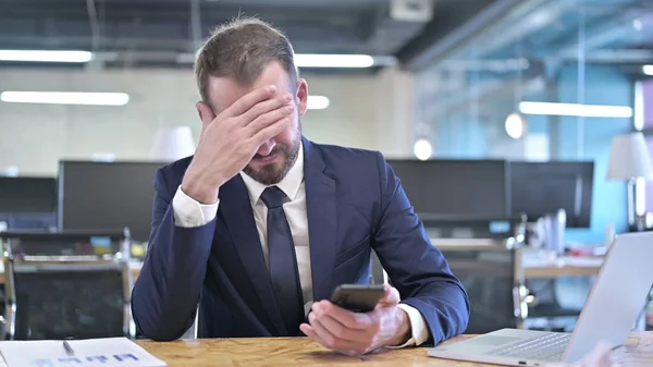The Shocked Young Businessman Upset by Loss on Smartphone — Stockfoto