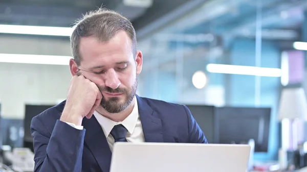 Le portrait d'un homme d'affaires faisant une sieste rapide au bureau — Photo