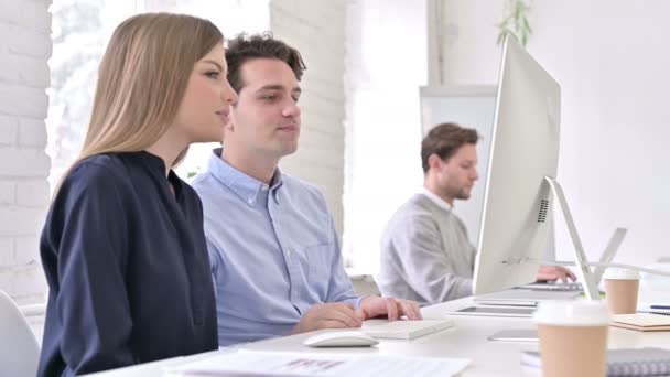 Équipe créative joyeuse faisant du chat vidéo sur le bureau — Video