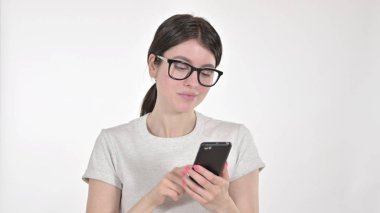 Beyaz Arkaplanda Cep Telefonu kullanan Çekici Genç Kadın