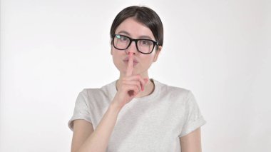 Kadın, Beyaz Arkaplanda Dudaklara Parmak Koyuyor