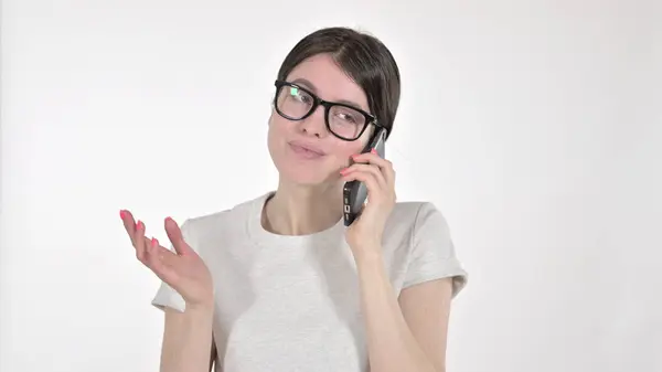 A jovem mulher falando ao telefone em fundo branco — Fotografia de Stock