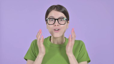 Hırslı Genç Kadın Mor Arkaplanda Şaşkınlık Yaşıyor