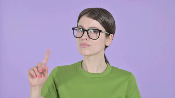 Молода жінка каже "Ні з пальцем" на "Фіолетовому фоні" — стокове фото