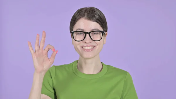 De jonge vrouw toont OK Sign on Purple Achtergrond — Stockfoto