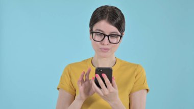 Mor Arkaplanda Cep Telefonu Kullanan Genç Kadın