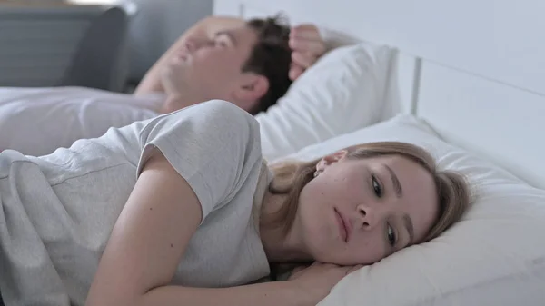 A mulher infeliz deitada na cama, sentindo-se sem dormir — Fotografia de Stock