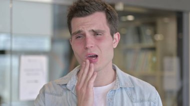 Diş Ağrısı Olan Hasta Genç Erkek Tasarımcının Portresi