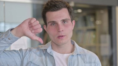 Mutsuz Genç Tasarımcının Başparmakları Gösteren Portresi