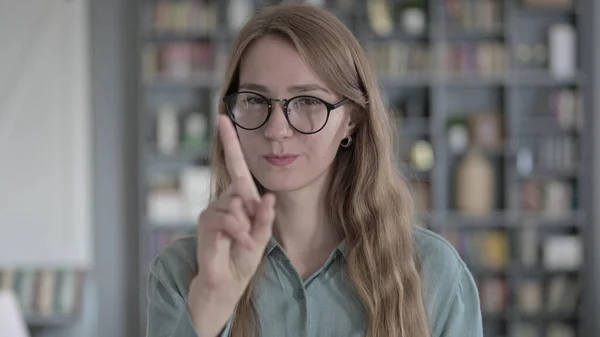 Genç Kadın 'ın Portresi Parmak İşareti ile Hayır — Stok fotoğraf