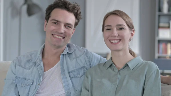 O retrato do casal feliz sorrindo e olhando para a câmera — Fotografia de Stock