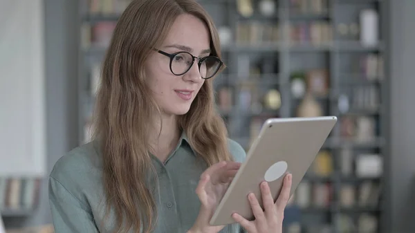 El retrato de una joven usando la tableta en la oficina — Foto de Stock