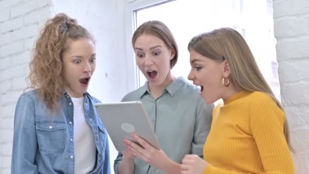 Jeunes femmes créatives attrayantes célébrant le succès sur tablette — Video