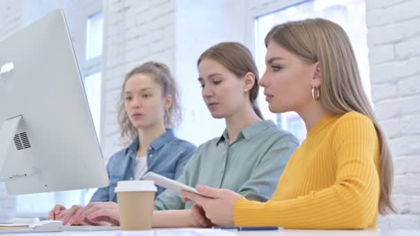 Créatrices créatives sérieuses regardant la caméra — Video