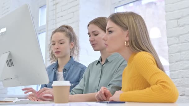 Ambiciosa Criativa Designers Femininos Comemorando o Sucesso no Desktop — Vídeo de Stock