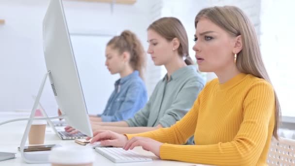 Aantrekkelijke jonge vrouw die werkt aan Desktop en hoesten — Stockvideo