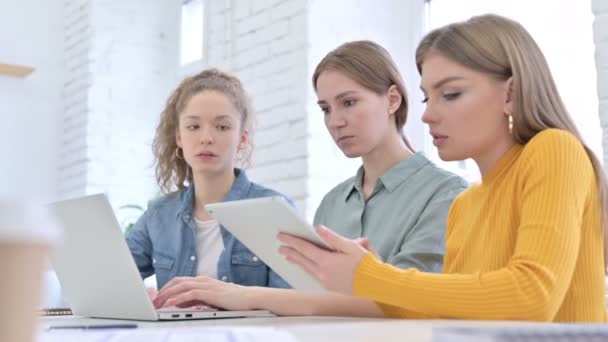 Diseñadoras creativas ambiciosas que trabajan en el ordenador portátil y la tableta — Vídeo de stock