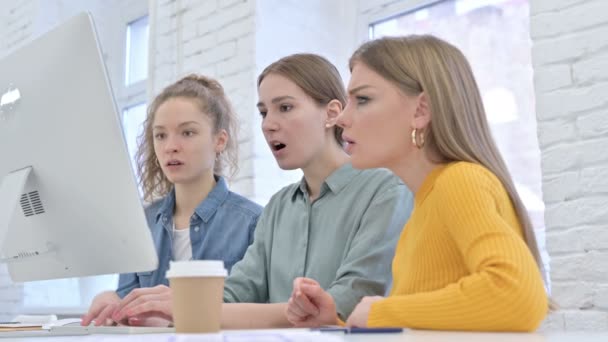 Equipe de inicialização feminina decepcionada reagindo ao fracasso no desktop — Vídeo de Stock