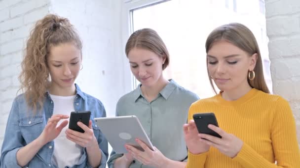 Equipe criativa feminina alegre usando Smartphone e Tablet — Vídeo de Stock