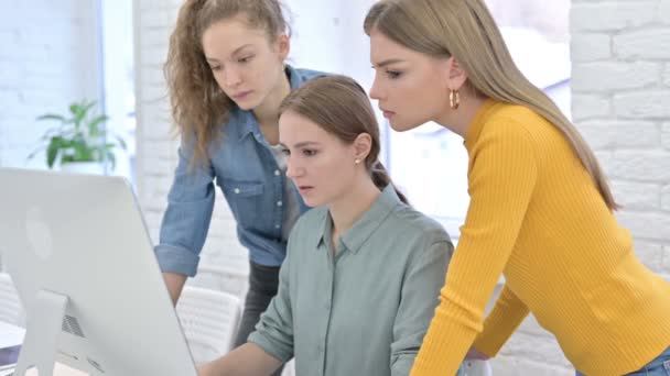 Diseñadoras jóvenes decepcionadas reaccionando al fracaso en el escritorio — Vídeo de stock