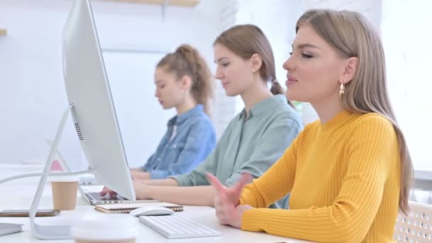 Attractive Creative Woman doing Video Chat on Desktop — Stock Video