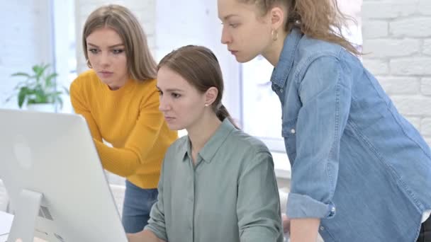 Equipe de inicialização de mulheres trabalhadoras trabalhando no desktop — Vídeo de Stock