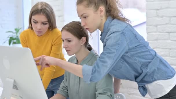 Designers femininos criativos discutindo e trabalhando no desktop — Vídeo de Stock