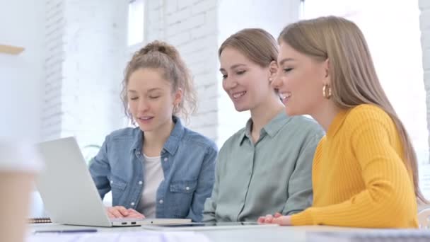 Alegre equipo creativo femenino haciendo Video Chat en el ordenador portátil — Vídeos de Stock