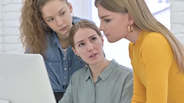 有抱负的年轻女性创意团队在电脑领域的工作 — 图库视频影像