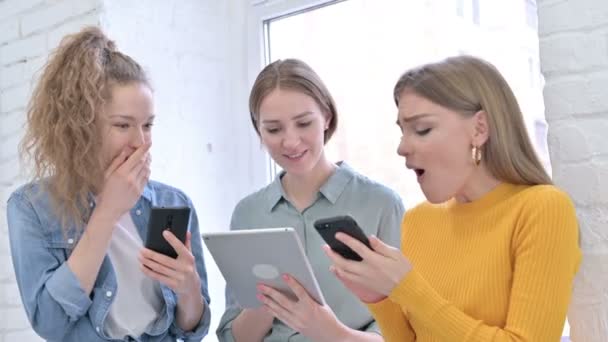 使用智能手机和平板电脑的快乐年轻女性 — 图库视频影像