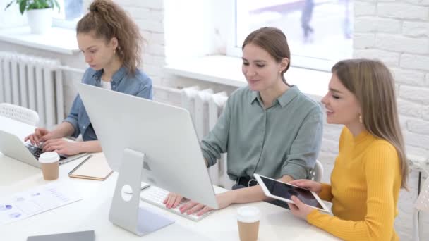 Hermosas jóvenes diseñadoras haciendo video chat en el escritorio — Vídeo de stock