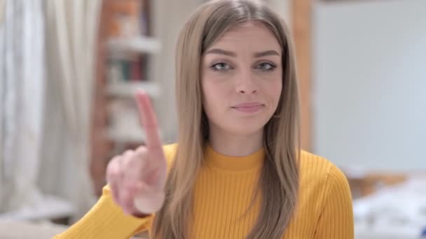 Портрет привлекательной молодой женщины, говорящей "нет" пальцем — стоковое видео
