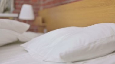 Genç Adam 'ın Portresi Yatağa ve Uykuya Geri Geldi 