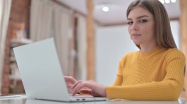 Hırslı Yaratıcı Genç Kadın Ofiste Başparmağını kaldırıyor 