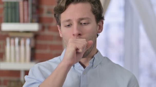 Портрет больного молодого человека, кашляющего в офисе — стоковое видео