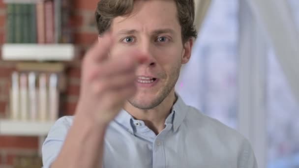Rozzlobený portrét mladého muže křičícího nahlas — Stock video
