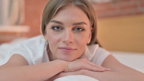 Primer plano de la mujer joven creativa seria mirando a la cámara — Vídeo de stock